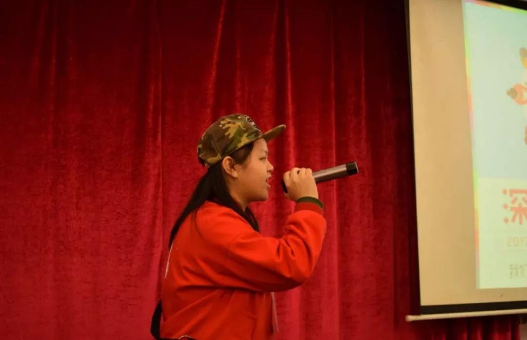 现场:尤里克克唱歌和魔术表演-1.21丨属于我们的年会