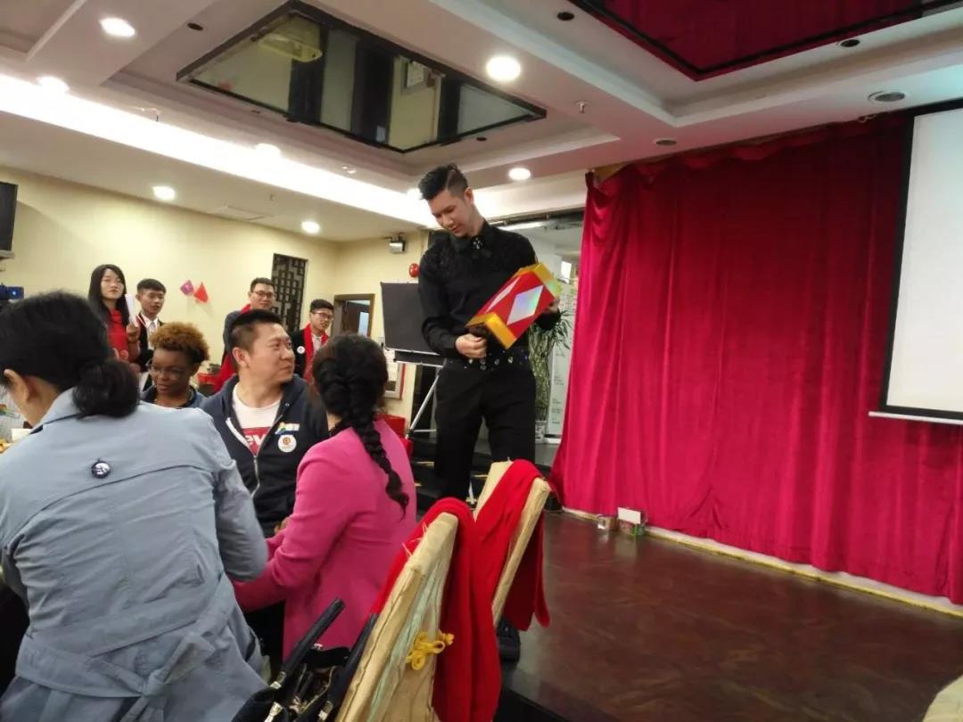 现场:尤里克克唱歌和魔术表演-1.21丨属于我们的年会
